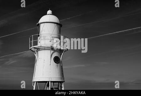 Le phare de Blacknore point dans le canal de Bristol lors d'une journée d'hiver en noir et blanc Banque D'Images