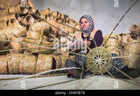02.04.2022,Nazilli,Aydin,Turquie,femme tissage paniers de roseaux Banque D'Images