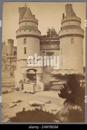 Art inspiré par la vue du château de Pierrefonds, Pierrefonds, 1850 - 1900, carton, imprimé albumine, Hauteur 357 mm × largeur 256 mm, oeuvres classiques modernisées par Artotop avec une touche de modernité. Formes, couleur et valeur, impact visuel accrocheur sur l'art émotions par la liberté d'œuvres d'art d'une manière contemporaine. Un message intemporel qui cherche une nouvelle direction créative. Artistes qui se tournent vers le support numérique et créent le NFT Artotop Banque D'Images