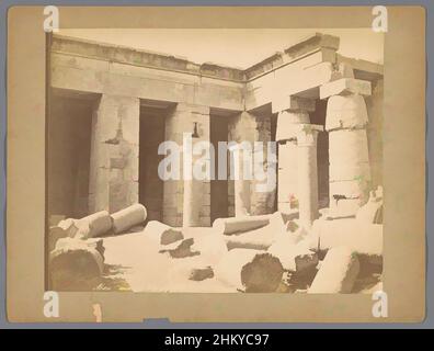 Art inspiré par les hiéroglyphes du temple de Ramses III à Medinet Habou, Bonfils, Medinet Haboe, 1850 - 1900, carton, Imprimé albumine, hauteur 269 mm × largeur 357 mm, oeuvres classiques modernisées par Artotop avec une touche de modernité. Formes, couleur et valeur, impact visuel accrocheur sur l'art émotions par la liberté d'œuvres d'art d'une manière contemporaine. Un message intemporel qui cherche une nouvelle direction créative. Artistes qui se tournent vers le support numérique et créent le NFT Artotop Banque D'Images