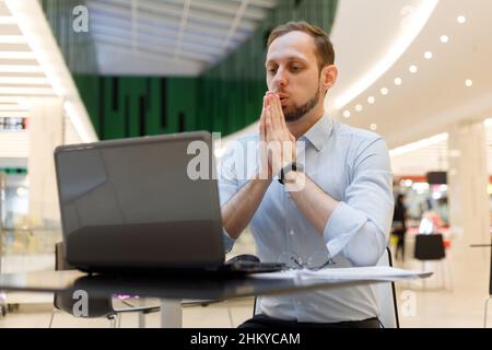 Jeune homme d'affaires pratiquant des exercices d'expiration de respiration travaillant en ligne pour gérer le stress et Calme-toi.Employé de soutien Banque D'Images