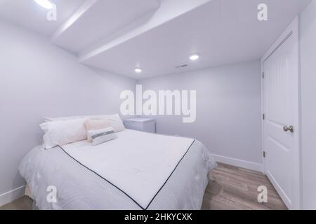 Intérieur blanc avec parquet et porte blanche Banque D'Images