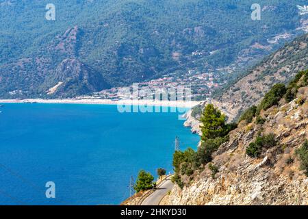 Vue sur la plage de Fethiye Oludeniz depuis la colline.La plage d'Oludeniz est l'une des plus belles plages de Turquie. Banque D'Images