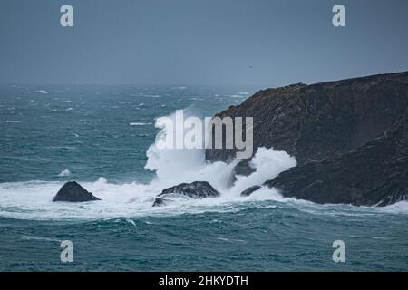 Bedruthan Steps, Cornwall, Royaume-Uni.6th février 2022.Météo Royaume-Uni.Il était encore doux dans les Cornouailles, à 10 degrés C, mais les vents de l'ouest étaient féroces avec rafales à 50 mph.L'un des rochers est connu comme le rocher de la reine Bess nommé à l'époque victorienne, était censé porter une ressemblance avec la reine Elizabeth le I, mais il a depuis perdu sa tête aux vagues, crédit Simon Maycock Banque D'Images