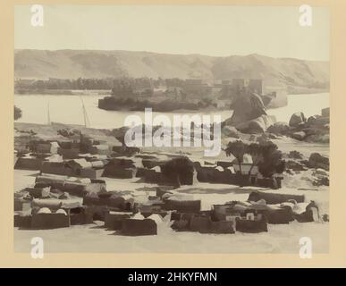 Art inspiré par l'île de Philae avec le temple d'Isis, E 108. L'île de philae vue du sud, la photographie fait partie de la série de photographies de l'Egypte recueillies par Richard Polak., Egypte, c. 1895 - c. 1915, support photographique, papier, imprimé albumine, hauteur 199 mm, Œuvres classiques modernisées par Artotop avec une touche de modernité. Formes, couleur et valeur, impact visuel accrocheur sur l'art émotions par la liberté d'œuvres d'art d'une manière contemporaine. Un message intemporel qui cherche une nouvelle direction créative. Artistes qui se tournent vers le support numérique et créent le NFT Artotop Banque D'Images