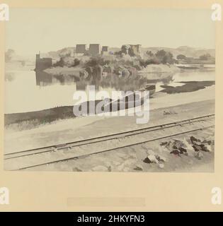 Art inspiré par l'île de Philae avec le temple d'Isis, E 107. L'île de philae vue de la rive du Nil., la photographie fait partie de la série de photographies de l'Egypte recueillies par Richard Polak., Egypte, c. 1895 - c. 1915, support photographique, papier, imprimé albumine, oeuvres classiques modernisées par Artotop avec un peu de modernité. Formes, couleur et valeur, impact visuel accrocheur sur l'art émotions par la liberté d'œuvres d'art d'une manière contemporaine. Un message intemporel qui cherche une nouvelle direction créative. Artistes qui se tournent vers le support numérique et créent le NFT Artotop Banque D'Images