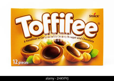 Boîte de bonbons caramel Toffifee faite par la société de confiserie allemande Storck Banque D'Images