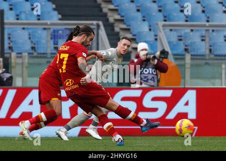 Rome, Italie.5th févr. 2022.Sergio Oliveira, d'AS Roma, joue le ballon pendant la série Un match de football entre Roma et Gênes au stade olympique.Crédit: Riccardo de Luca - mise à jour des images/Alamy Live News Banque D'Images