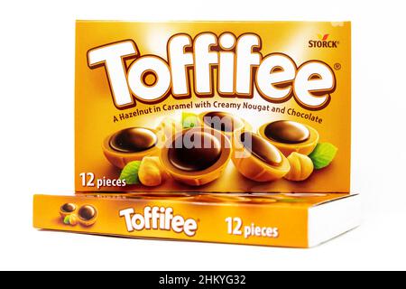 Boîte de bonbons caramel Toffifee faite par la société de confiserie allemande Storck Banque D'Images