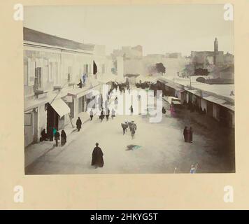 Art inspiré par la vue sur la rue à Jérusalem près du château de David, S 5. Arrivée à Jérusalem en venant de Jaffa, le château de David sur la gauche. 1037 entrée de Jérusalem par la porte de Jaffa., la photographie fait partie de la série de photographies d'Israël, de Palestine et de Syrie, œuvres classiques modernisées par Artotop avec une touche de modernité. Formes, couleur et valeur, impact visuel accrocheur sur l'art émotions par la liberté d'œuvres d'art d'une manière contemporaine. Un message intemporel qui cherche une nouvelle direction créative. Artistes qui se tournent vers le support numérique et créent le NFT Artotop Banque D'Images