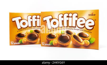 Boîte de bonbons caramel Toffifee faite par la société de confiserie allemande Storck Banque D'Images