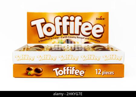 Boîte de bonbons caramel Toffifee faite par la société de confiserie allemande Storck Banque D'Images