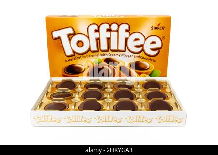 Boîte de bonbons caramel Toffifee faite par la société de confiserie allemande Storck Banque D'Images