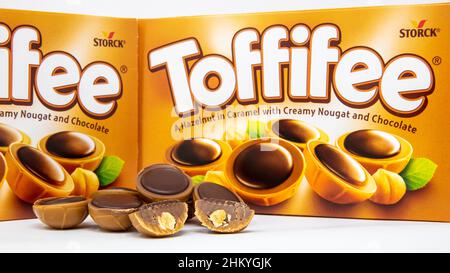 Boîte de bonbons caramel Toffifee faite par la société de confiserie allemande Storck Banque D'Images