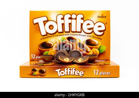 Boîte de bonbons caramel Toffifee faite par la société de confiserie allemande Storck Banque D'Images