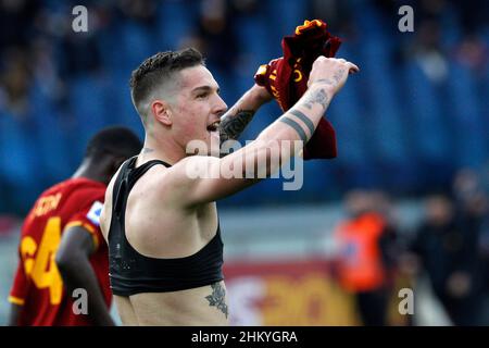 Rome, Italie.5th févr. 2022.Nicolo' Zaniolo, d'AS Roma, célèbre après avoir marquant un but, puis refusé, lors de la série Un match de football entre Roma et Gênes au stade olympique.Crédit: Riccardo de Luca - mise à jour des images/Alamy Live News Banque D'Images