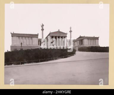 Art inspiré par l'université classique d'Athènes, G 31. L'université. Athènes., Grèce (titre de la série), Un bâtiment fait d'après l'antiquité classique avec des deux côtés de l'escalier deux colonnes avec sur la gauche Athena et sur la droite Apollo. La photographie fait partie de la série de, œuvres classiques modernisées par Artotop avec un peu de modernité. Formes, couleur et valeur, impact visuel accrocheur sur l'art émotions par la liberté d'œuvres d'art d'une manière contemporaine. Un message intemporel qui cherche une nouvelle direction créative. Artistes qui se tournent vers le support numérique et créent le NFT Artotop Banque D'Images