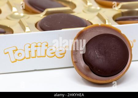 Boîte de bonbons caramel Toffifee faite par la société de confiserie allemande Storck Banque D'Images