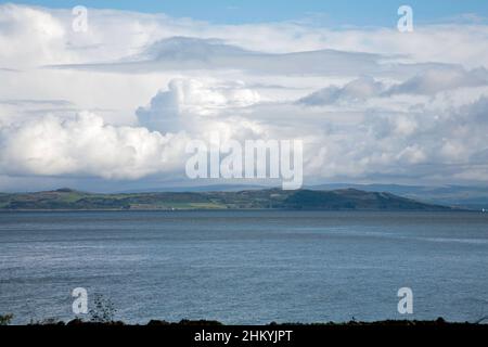 Vue sur le Firth of Clyde jusqu'au continent écossais depuis Sannox sur l'île d'Arran, dans le nord de l'Ayrshire Banque D'Images