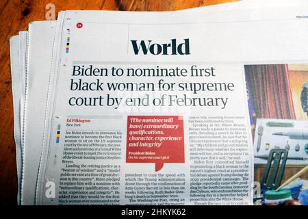 Joe 'Biden nommera la première femme noire à la Cour suprême d'ici la fin du mois de février' titre du journal Guardian page intérieure 27th janvier 2022 Londres Royaume-Uni Banque D'Images