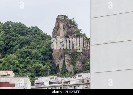 Vue sur l'aiguille inhanga dans le quartier de Copacabana, Rio de Janeiro, Brésil. Banque D'Images