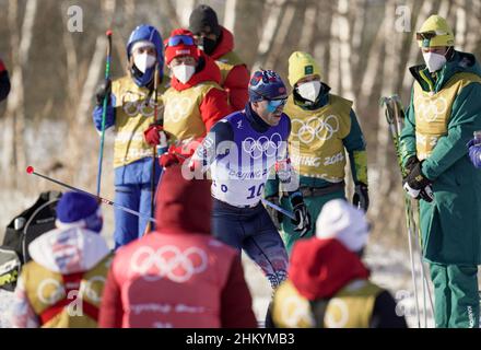 Zhangjiakou, province chinoise du Hebei.6th févr. 2022.Paal Golberg (C) de Norvège participe au ski de fond 15km 15km Skiathlon masculin au Centre national de ski de fond de Zhangjiakou, dans la province du Hebei, au nord de la Chine, le 6 février 2022.Credit: Hu Huhu/Xinhua/Alay Live News Banque D'Images