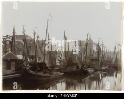 Art inspiré par les bateaux du Damrak, décorés de drapeaux, à l'occasion de l'inauguration de la reine Wilhelmina, Amsterdam, pays-Bas, les bateaux du Damrak sont décorés de drapeaux à l'occasion de l'inauguration de la reine Wilhelmina. Des drapeaux sont également mis à l'extérieur des maisons sur, les œuvres classiques modernisées par Artotop avec un peu de modernité. Formes, couleur et valeur, impact visuel accrocheur sur l'art émotions par la liberté d'œuvres d'art d'une manière contemporaine. Un message intemporel qui cherche une nouvelle direction créative. Artistes qui se tournent vers le support numérique et créent le NFT Artotop Banque D'Images