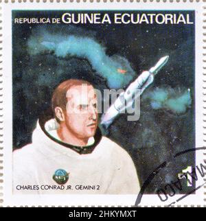 Timbre-poste annulé imprimé par la Guinée équatoriale, qui montre Charles Conrad Jr. - Gemini 2, vers 1978. Banque D'Images