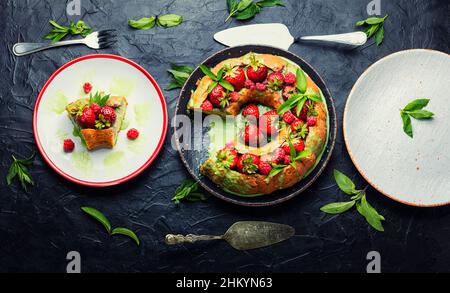 Tarte délicieuse aux baies d'été.Cupcake aux framboises et aux fraises Banque D'Images