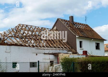 Ein altes Haus vom Orkan zerstört wird abgerissen Banque D'Images