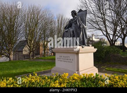 06/02/2022 Gravesend Royaume-Uni Un dimanche humide et bourrade dans la ville de Kent de Gravesend.L'image montre une statue de HM The Queen dans les jardins de St Andrews.Ses Majes Banque D'Images