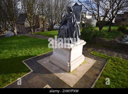 06/02/2022 Gravesend Royaume-Uni Un dimanche humide et bourrade dans la ville de Kent de Gravesend.L'image montre une statue de HM The Queen dans les jardins de St Andrews.Ses Majes Banque D'Images