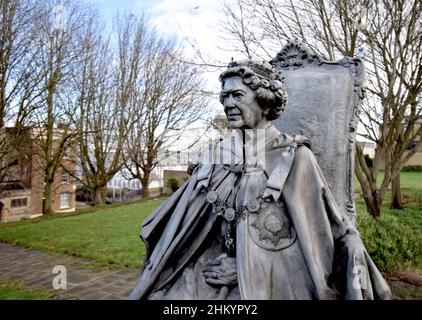 06/02/2022 Gravesend Royaume-Uni Un dimanche humide et bourrade dans la ville de Kent de Gravesend.L'image montre une statue de HM The Queen dans les jardins de St Andrews.Ses Majes Banque D'Images