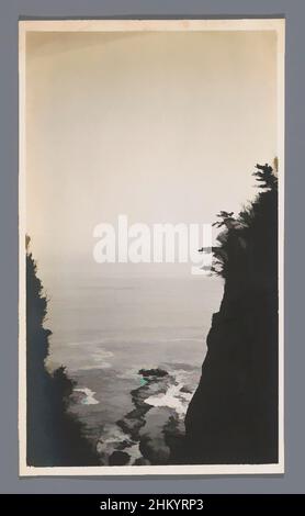 Art inspiré par Seascape avec des rochers escarpés au premier plan, Japon, Jan Adriani (cercle de), Japon, 1907, papier, imprimé en gélatine argentée, Hauteur 135 mm × largeur 78 mm, oeuvres classiques modernisées par Artotop avec une touche de modernité. Formes, couleur et valeur, impact visuel accrocheur sur l'art émotions par la liberté d'œuvres d'art d'une manière contemporaine. Un message intemporel qui cherche une nouvelle direction créative. Artistes qui se tournent vers le support numérique et créent le NFT Artotop Banque D'Images