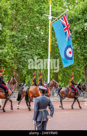 Kings troupe Royal Horse Artillery passer le personnel de la RAF sur la route, le Mall, Londres Banque D'Images