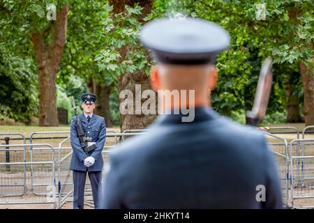 Le personnel de la RAF s'en charge pour préparer le défilé du centenaire de la RAF, The Mall, Londres, Royaume-Uni Banque D'Images