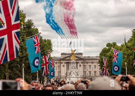 Les flèches rouges de la RAF survolent le Mall et Buckingham Palace pour le centenaire de la RAF, le Mall, Londres, Royaume-Uni Banque D'Images