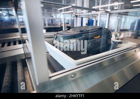 Bagages sur le tapis roulant pendant le contrôle de sécurité de l'aéroport avant le vol Banque D'Images