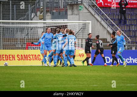 Francfort, Allemagne.06th févr. 2022.Francfort, Allemagne, février 6th SC Freiburg fêtez le but du poing lors du match FlyerAlarm Frauen-Bundesliga 2021/2022 entre Eintracht Frankfurt et SC Freiburg au stade de Brentanobad à Francfort-sur-le-main, en Allemagne.Norina Toenges/Sports Press Phot Credit: SPP Sport Press photo./Alamy Live News Banque D'Images