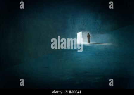 Un concept d'homme silhoueté, debout devant une porte brillante.Avec une modification d'illustration. Banque D'Images
