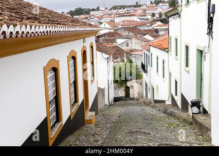 Rue pavée étroite avec des maisons colorées dans une rangée, Angra do Heroismo, Portugal, Açores, l'île de Terceira Banque D'Images