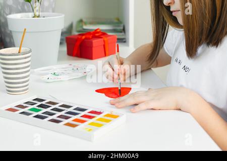 Processus de création d'une carte postale créative.Fille tirant une carte pour maman pour les vacances.Gros plan.Concept de mode de vie domestique Banque D'Images