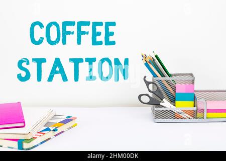 Texte indiquant la station de café inspiration. Idée d'affaires un petit restaurant informel où des boissons chaudes sont servies rangement, bureau Banque D'Images