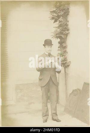 Art inspiré par Portrait d'un homme français portant un chapeau de melon, éclairant une cigarette, partie d'un album photo d'un photographe amateur français avec des photos de famille, distillerie Delizy & amp; Doistau fils, l'armée et les lieux d'intérêt en France., France, c. 1900 - c. 1910, papier, albumine, oeuvres classiques modernisées par Artotop avec un peu de modernité. Formes, couleur et valeur, impact visuel accrocheur sur l'art émotions par la liberté d'œuvres d'art d'une manière contemporaine. Un message intemporel qui cherche une nouvelle direction créative. Artistes qui se tournent vers le support numérique et créent le NFT Artotop Banque D'Images