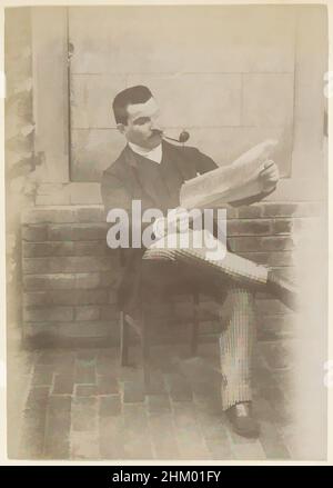 Un art inspiré du portrait d'un Français assis portant un tube et un pantalon à carreaux, lisant le journal « l'Intransigeant », une partie de l'album photo d'un photographe amateur français avec des photos d'une famille, d'une distillerie Delizy & amp ; Doistau fils, l'armée et les lieux d'intérêt en France, les œuvres classiques modernisées par Artotop avec un peu de modernité. Formes, couleur et valeur, impact visuel accrocheur sur l'art émotions par la liberté d'œuvres d'art d'une manière contemporaine. Un message intemporel qui cherche une nouvelle direction créative. Artistes qui se tournent vers le support numérique et créent le NFT Artotop Banque D'Images