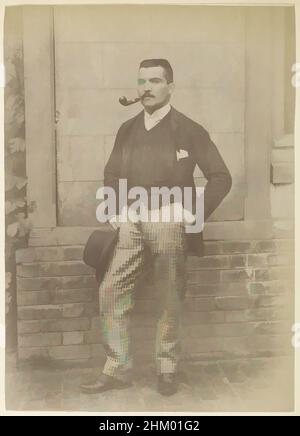 Art inspiré par Portrait d'un homme français debout portant un tuyau, un chapeau et un pantalon à carreaux, partie de l'album photo d'un photographe amateur français avec des photos d'une famille, de la distillerie Delizy & amp; Doistau fils, de l'armée et des lieux d'intérêt en France., France, c. 1900 - c. 1910, papier, albumine, oeuvres classiques modernisées par Artotop avec un peu de modernité. Formes, couleur et valeur, impact visuel accrocheur sur l'art émotions par la liberté d'œuvres d'art d'une manière contemporaine. Un message intemporel qui cherche une nouvelle direction créative. Artistes qui se tournent vers le support numérique et créent le NFT Artotop Banque D'Images