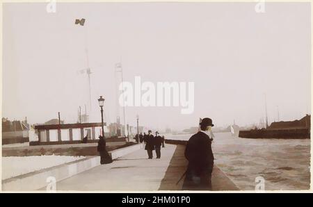 Art inspiré par les gens et les bâtiments sur un quai le long d'une eau, probablement en France, partie d'un album photo d'un photographe amateur français avec des photos d'une famille, distillerie Delizy & amp; Doistau fils, l'armée et les lieux d'intérêt en France., France, c. 1900 - c. 1910, papier, œuvres classiques modernisées par Artotop avec une touche de modernité. Formes, couleur et valeur, impact visuel accrocheur sur l'art émotions par la liberté d'œuvres d'art d'une manière contemporaine. Un message intemporel qui cherche une nouvelle direction créative. Artistes qui se tournent vers le support numérique et créent le NFT Artotop Banque D'Images