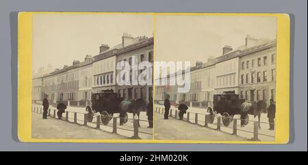 Art inspiré par la vue d'une rue à Llandudno, avec une calèche en premier plan, Llandudno, St. George's Crescent., Francis Bedford, c. 1850 - c. 1880, carton, imprimé albumine, hauteur 85 mm × largeur 170 mm, oeuvres classiques modernisées par Artotop avec une touche de modernité. Formes, couleur et valeur, impact visuel accrocheur sur l'art émotions par la liberté d'œuvres d'art d'une manière contemporaine. Un message intemporel qui cherche une nouvelle direction créative. Artistes qui se tournent vers le support numérique et créent le NFT Artotop Banque D'Images