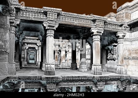 Adalaj Stepwell ou Rudabai Stepwell situé dans le village d'Adalaj, près de la ville d'Ahmedabad, Gujarat, Inde Banque D'Images