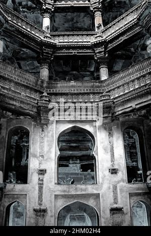 Adalaj Stepwell ou Rudabai Stepwell situé dans le village d'Adalaj, près de la ville d'Ahmedabad, Gujarat, Inde Banque D'Images